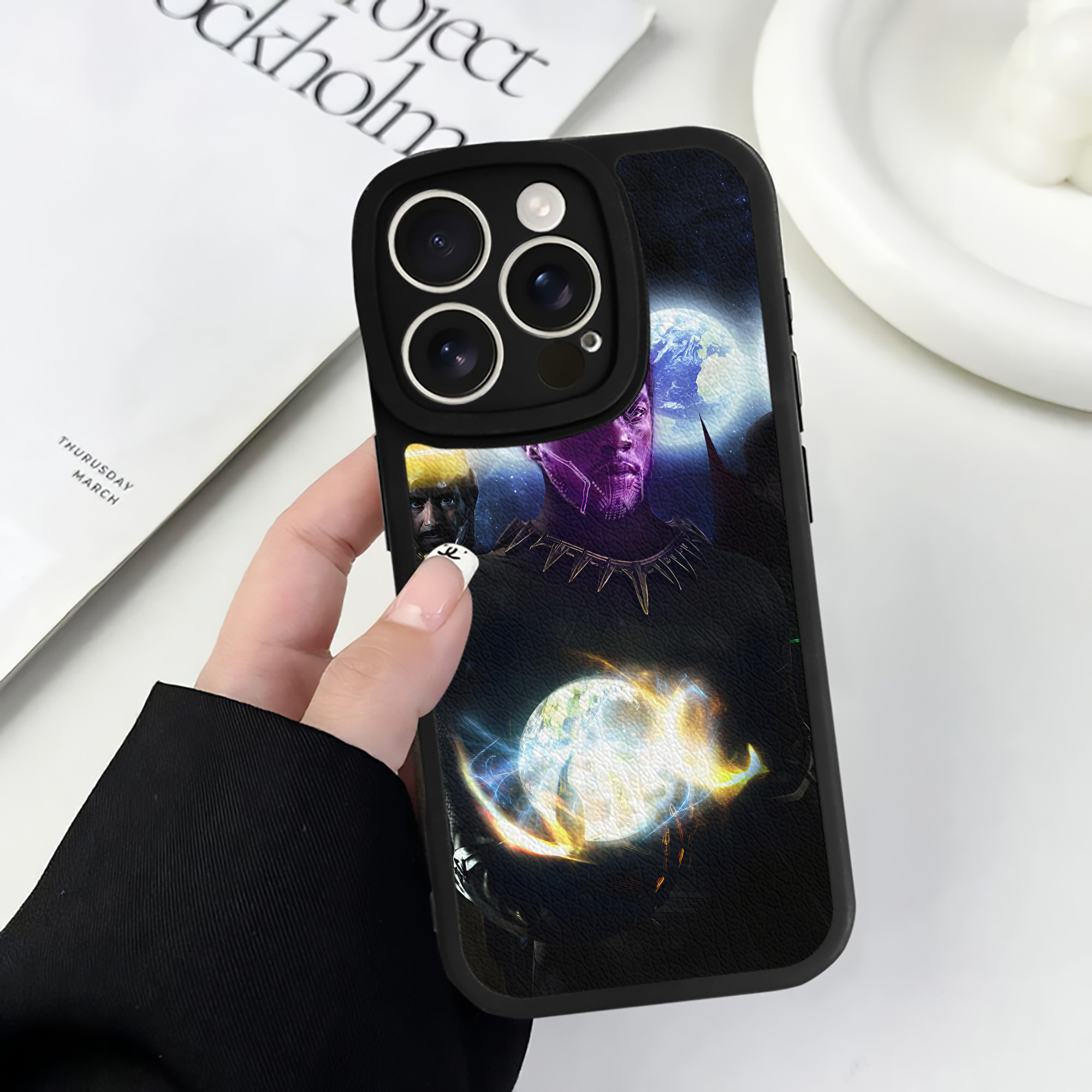 （画像用） アベンジャーズ The Avengers 【iPhone 16シリーズ対応】シリコンスマホケース（レザー調） 材質：シリコン